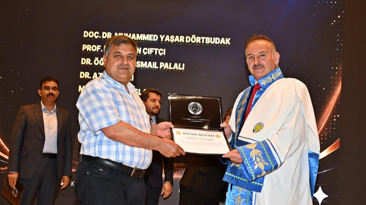 Gazeteci Mehmet Guli Aslan’a Harran Üniversitesi’nden "Başarı Ödülü”