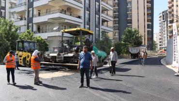 Büyükşehir, Akbayır Mahallesi’nde Yolları Sıcak Asfaltla Yeniliyor