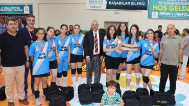 Genç Sporcular Haliliye'de Voleybol Coşkusu Yaşadı