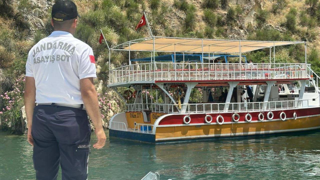 Halfeti’de Arızalanan Tur Teknesindeki Yolcular Jandarma Ekiplerince Tahliye Edildi