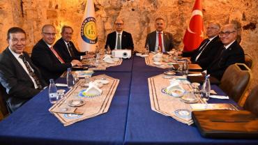 Harran Üniversitesi, Üniversite Hastanelerinin Geleceğine Yön Veren Önemli Bir Toplantıya Ev Sahipliği Yaptı