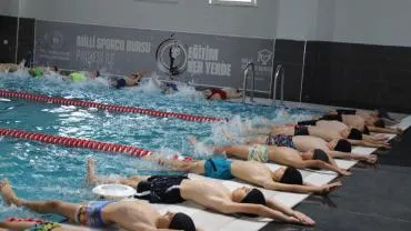 Karaköprü'de Yaz Boyunca Yüzme Heyecanı