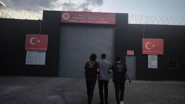 Şanlıurfa'da 18 Yıl Hapis Cezası Bulunan Dolandırıcılık Hükümlüsü Yakalandı